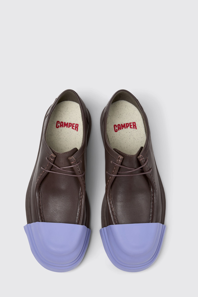 Junction Chaussures en cuir marron pour homme.
