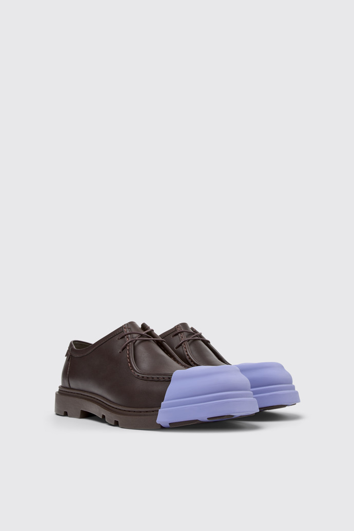Junction Chaussures en cuir marron pour homme.