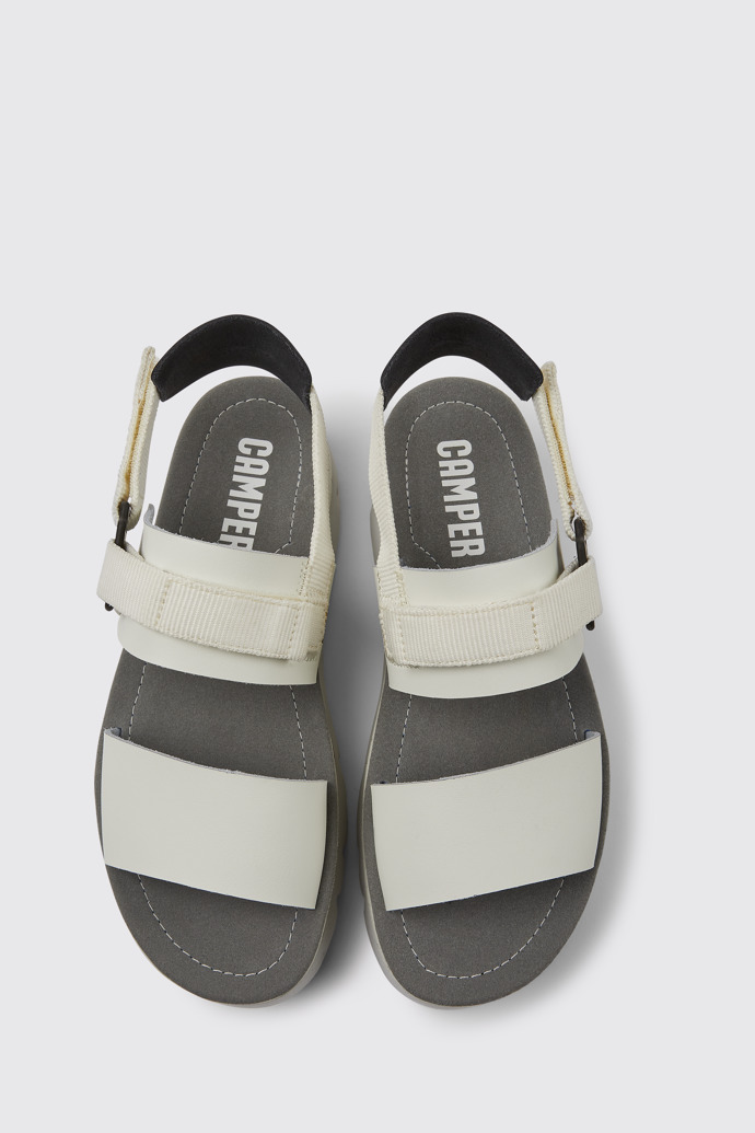 Oruga Up 女款白色和黑色皮革涼鞋俯角