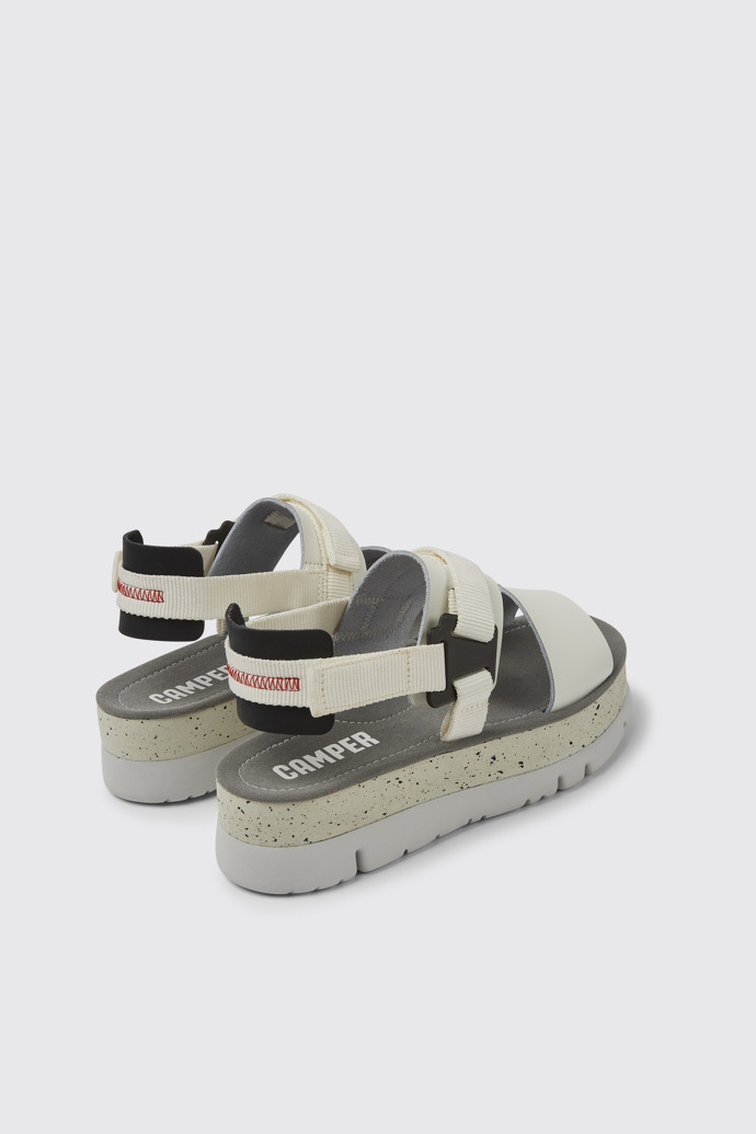 Oruga Up 女款白色和黑色皮革涼鞋後面