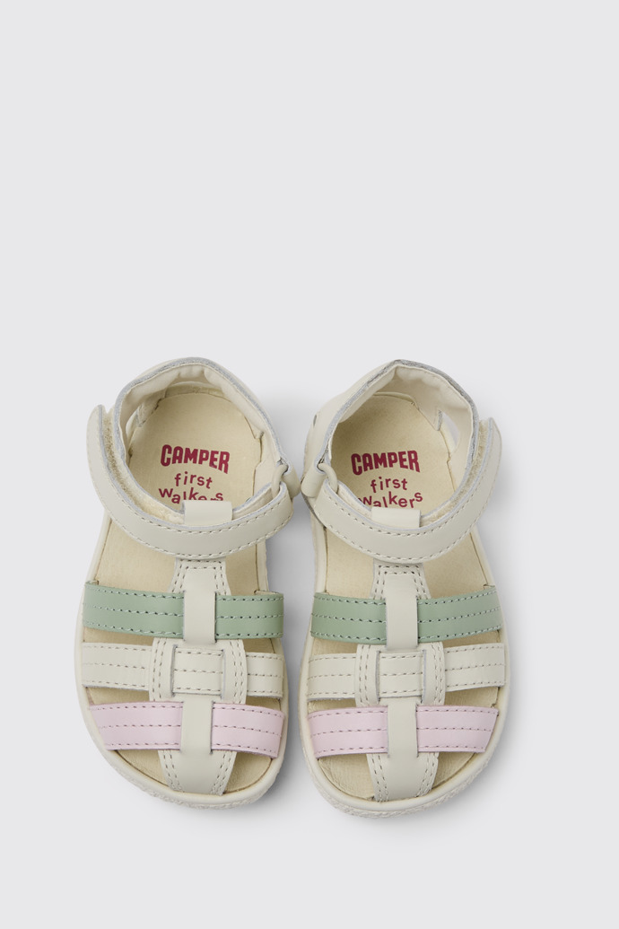 Miko Witte, groene en roze leren sandalen