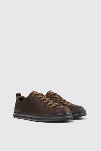Runner Baskets en nubuck marron pour homme.