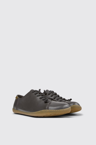 Peu Chaussures en cuir gris pour homme.