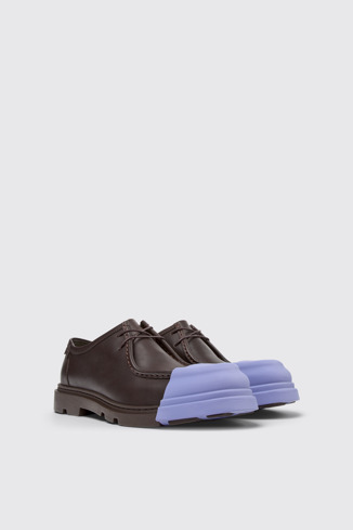 Junction Chaussures en cuir marron pour homme.