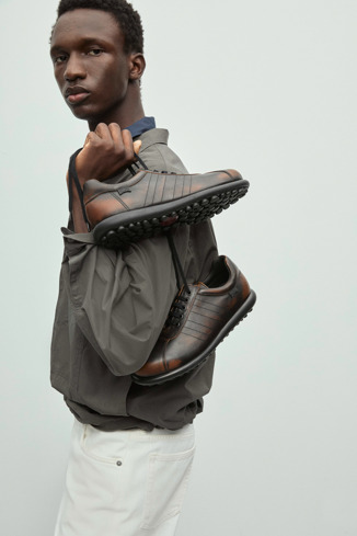 A model wearing Pelotas Black-brown leather shoes for men