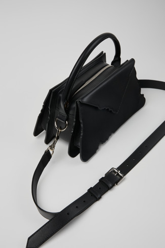 AB00004-001 - CAMPERLAB BAGS - Bolso negro de piel tipo acordeón para el hombro