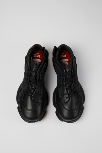 Karst Erkek için tekstil ve deriden siyah renkli spor ayakkabı modelin üstten görünümü