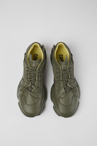 Karst Erkek için yeşil deri ve tekstil spor ayakkabı modelin üstten görünümü