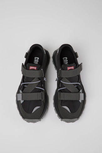 Drift Trail Siyah ve gri renkli tekstil ve nubuk spor ayakkabı modelin üstten görünümü