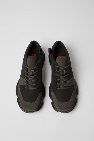 Karst Erkek için siyah deri ve geri dönüştürülmüş PET'ten spor ayakkabı modelin üstten görünümü