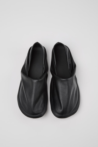 มุมมองด้านบนของ Camper x ISSEY MIYAKE - Peu Form รองเท้าหนังสีดำสำหรับผู้ชาย
