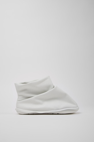 K400824-003 - Camper x ISSEY MIYAKE - Peu Form - Botina de pell de color blanc per a dona.