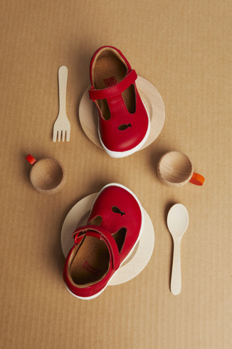Twins Czerwone skórzane buty z paskiem w kształcie litery T