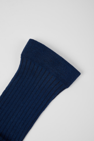 Calma Socks PYRATEX® PYRATEX® işbirliğiyle koyu mavi çorap yakından görünümü