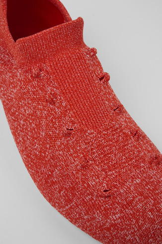 ROKU Innersocks 2 chaussettes intérieures rouges, pieds droit et gauche.