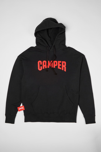 Hoodie Camper logolu siyah hoodie modelin yandan görünümü
