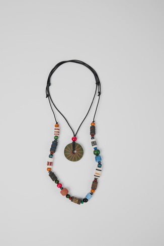 Deux colliers traditionnels Deux colliers noirs avec des perles en céramique