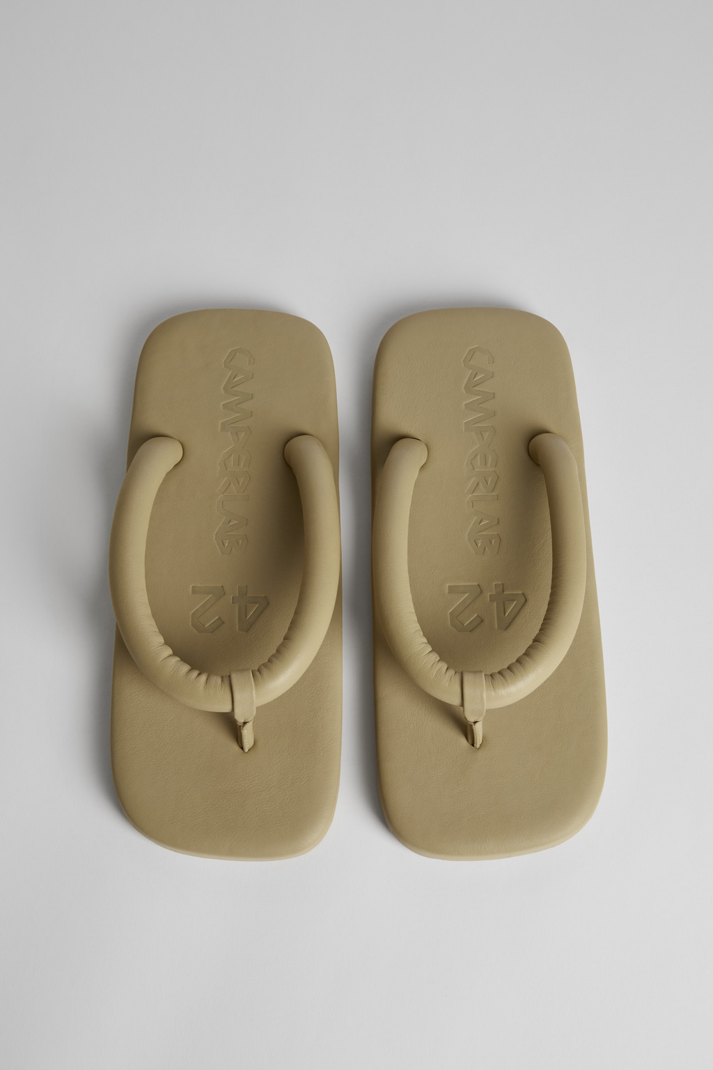 【関税込み】CAMPERLAB ベージュ Hastalavista サンダル CAMPERLABのベージュ Hastalavista サンダルがセール中