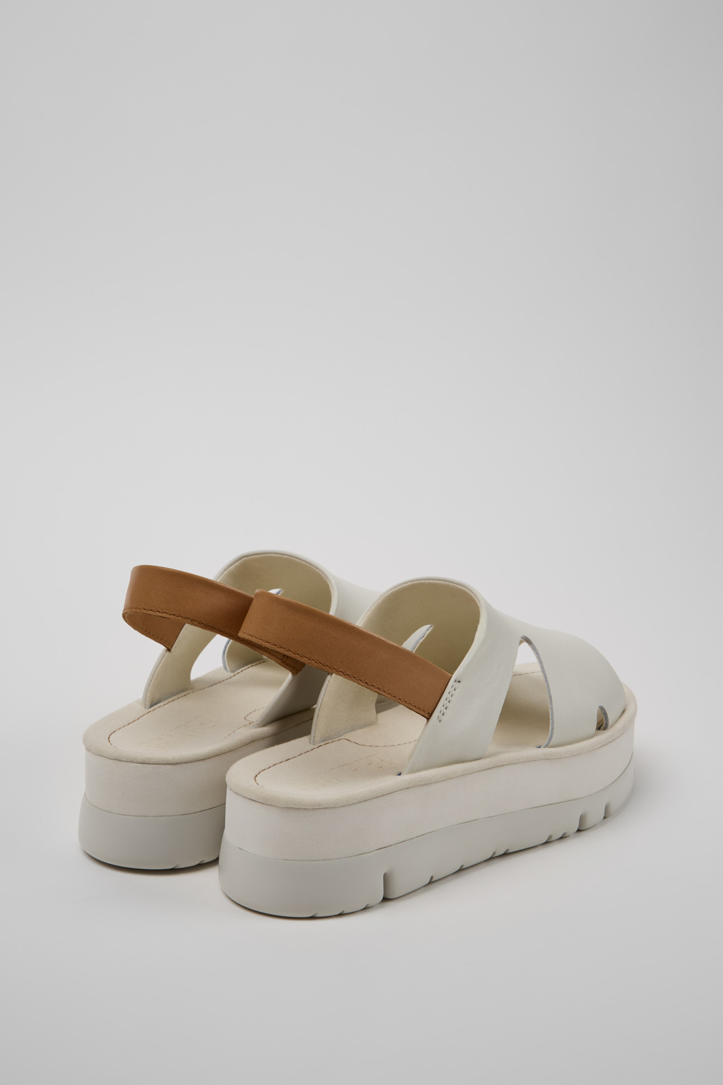 シューズ・サンダルその他 CAMPER Woman Flat sandals White K200848-014 ORUGA UP 0 oruga White Sandals for Women - Spring/Summer collection