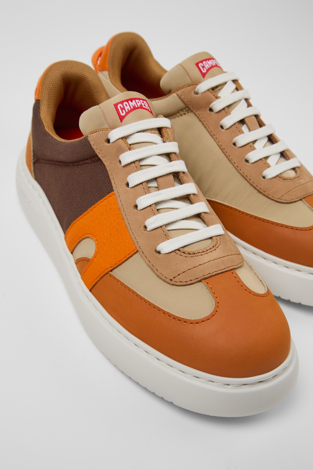 新品・未使用【Camper Twins】 ストラップ オレンジ/ベージュ23㎝ 35年目を迎えたカンペールの「TWINS（ツインズ）」の新作は、さらに